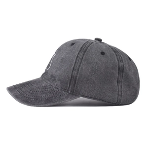 Seitenansicht der verwaschenen Denim-Baseballkappe im Vintage-Stil in Anthrazitgrau