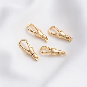 Nahaufnahme von runden und ovalen Federringen aus 14K Gold für DIY-Schmuckherstellung
