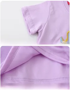 Gros plan détaillé de la robe lilas montrant les coutures fines et l'ourlet en tulle doux