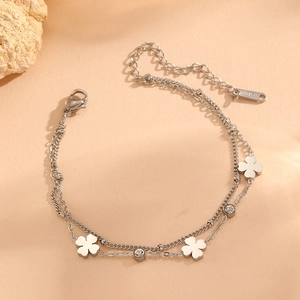 Détail du bracelet double couche en acier inoxydable argenté avec trèfles et zircons