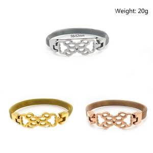 Tre bracciali a maglia oro, argento e oro rosa con ciondoli a zampa traforati