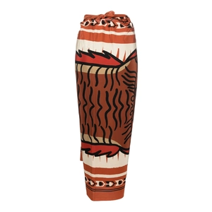 Detail eines Sarongs mit Tribal-Print in Braun und Orange und einem seitlichen Bindeknoten