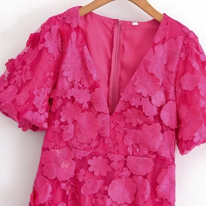 Robe longue rose foncé à col en V avec broderie florale 3D et manches bouffantes