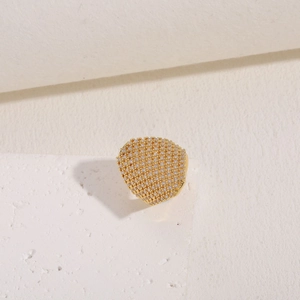 Dettaglio ravvicinato dell'anello placcato oro con zirconi a pavé a forma di cuore