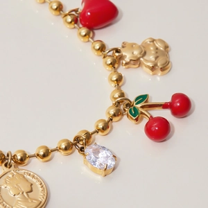Collana di perline placcata oro 18K con ciondoli a ciliegia, cuore e moneta da donna