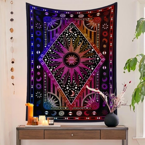 Detail eines Wandteppichs mit Sonnen- und Mond-Mandala-Muster auf einer weißen Wand