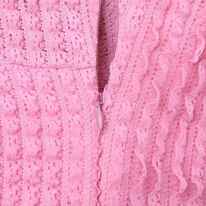 Gros plan sur le tissu jacquard rose texturé avec une fermeture éclair invisible