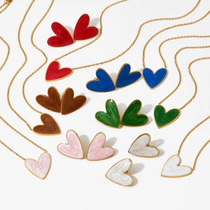 Détail de parures de bijoux en forme de cœur avec finitions émaillées aspect marbre