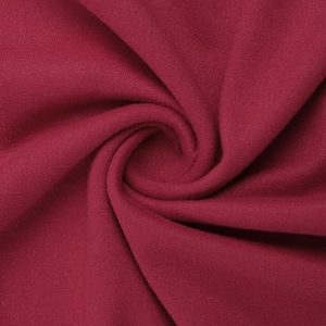 Détail en gros plan du tissu tricoté bordeaux montrant la texture douce et élastique