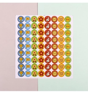 Vue à plat d'autocollants de récompense colorés avec trophées étoiles et textes