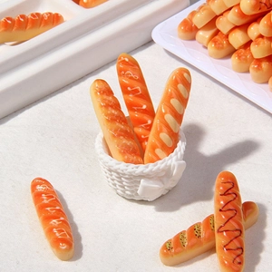 Modèles de pain baguette miniature en résine dans un petit panier pour maison de poupée