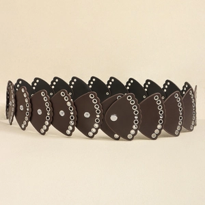 Vista dettagliata della cintura in pelle marrone scuro con occhielli metallici e rivetti