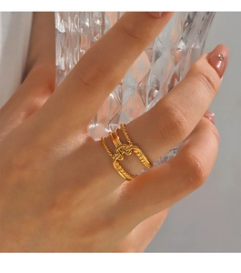 Détail d'une bague multicouche minimaliste plaquée or 18 carats sur la main