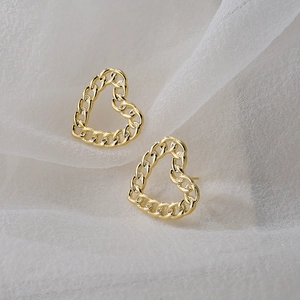 Eleganti orecchini a catena a forma di cuore placcati in oro 18K su tessuto bianco
