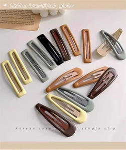 Détail de pinces à cheveux géométriques mates en diverses couleurs et formes Morandi