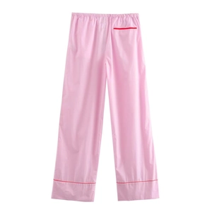 Dettaglio dei pantaloni rosa con bordi rossi a contrasto e vita elastica comoda