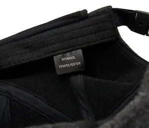 Détail intérieur de la casquette d'hiver montrant l'étiquette de laine et les coutures