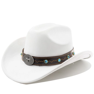 Détail du chapeau de cowboy blanc avec perles turquoise et étoile argentée sur cuir