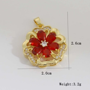 Vue détaillée du pendentif fleur avec pétales en zircon rouge et base en or 18 carats