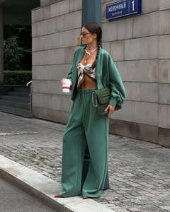 Straßenstil-Detail eines grünen Sweatshirt-Sets mit passender weit geschnittener Hose