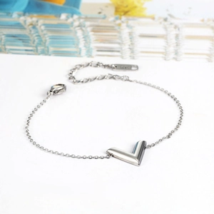 Elegant silver V-shaped pendant bracelet in polished stainless steel with adjustable chain