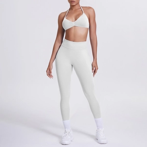 Dettaglio completo set yoga bianco con reggiseno allacciato al collo e leggings a vita alta