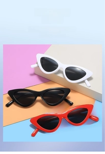 Variété de lunettes de soleil œil de chat pour enfants en blanc, noir et rouge