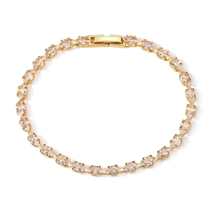 Detailansicht eines goldenen Tennisarmbands mit Marquise-Schliff Zirkoniasteinen