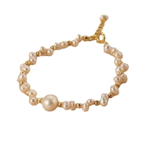 Elegante bracciale di perle bianche irregolari con catena regolabile dorata fine