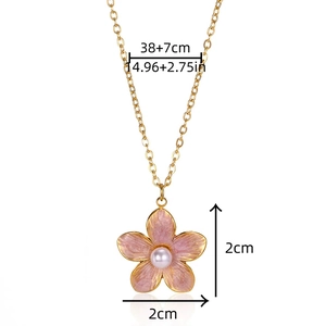Dimensions détaillées du collier fleur en émail rose avec perle et chaîne dorée