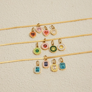 Flache Ansicht goldener Schlangenkettchen mit bunten Zirkonia-Herz- und Rundanhängern