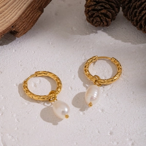 Orecchini a cerchio in acciaio placcato oro 18K con perle d'acqua dolce e trama martellata