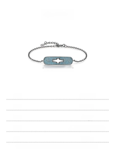 Détail du bracelet étoile en argent S925 avec pierres bleues et placage noir mat