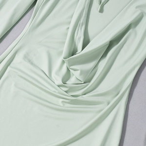 Dettaglio dell'elegante scollatura a cappuccio sull'abito verde menta a maniche lunghe