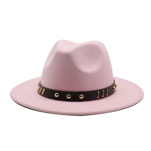 Dettaglio cappello fedora in lana rosa con cinturino in pelle e borchie dorate