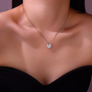 Elegante collana con ciondolo a cuore in argento 925 e moissanite indossata da modella