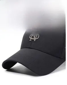 Détail de casquette noire avec visière rigide et logo métallique sur le devant