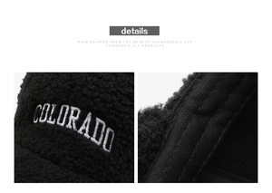 Dettaglio del ricamo bianco COLORADO su cappello da baseball in pile nero con cuciture fini