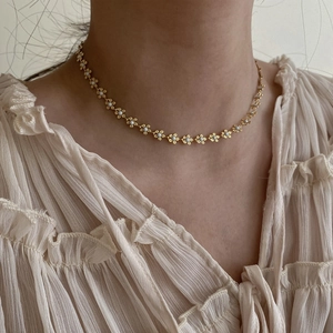 Elegant floral enamel necklace with gold chain and white petals for women jewelry fashion
