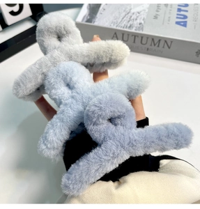 Gros plan de pinces à cheveux en fausse fourrure pelucheuse grise et bleue de 14 cm