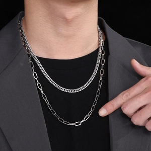 Collana a doppio strato in acciaio al titanio argento con maglia cubana e graffetta