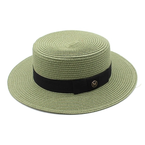 Détail d'un chapeau de paille olive avec ruban noir et boucle métallique dorée M