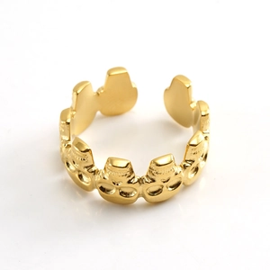 Détails d'une bague tête de mort en or 18 carats avec un anneau punk ouvert réglable
