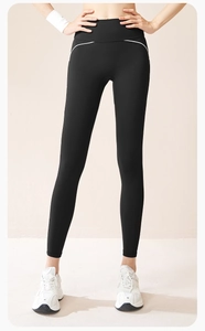 Dettaglio dei leggings da yoga neri a vita alta con strisce bianche aerodinamiche