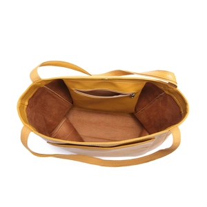 Détail intérieur du sac cabas jaune en similicuir avec doublure et poche zippée
