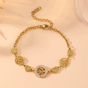Détail du bracelet doré avec pendentifs Arbre de Vie et cœur scintillant en cristaux