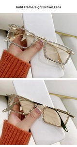 Detalle de gafas de sol cuadradas sin montura con marco dorado y lentes marrones claros