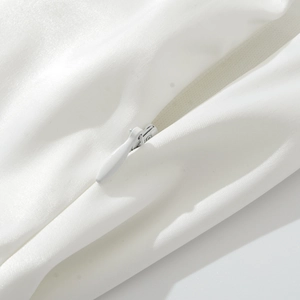 Robe de soirée blanche avec nœud au dos et fermeture éclair invisible de qualité