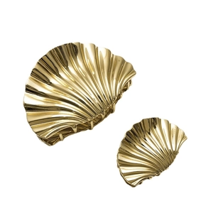 Set of two gold shell hair claws with polished finish and elegant oceanic design