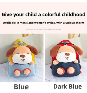 Dettaglio di adorabili zaini in peluche a forma di cane blu chiaro e blu scuro per bambini